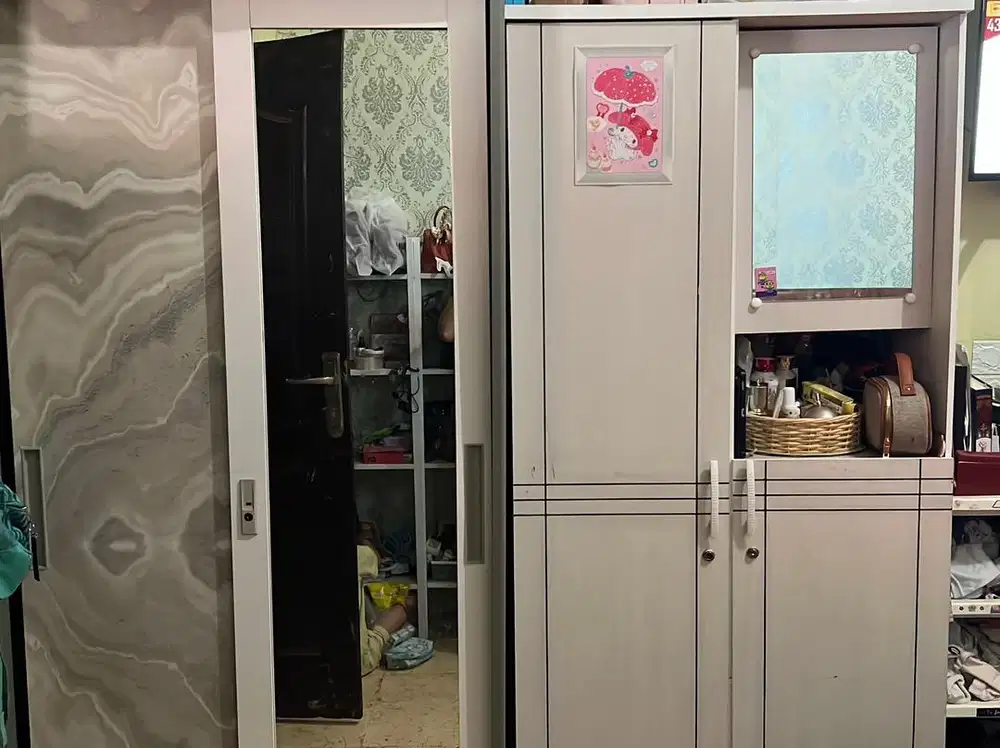 Lemari pakaian sliding