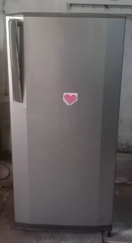 Kulkas 1 pintu LG. Mesin original pabrik belum pernah rusak.