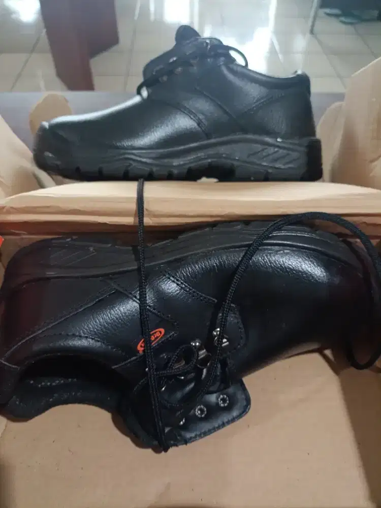 Jual Sepatu safty baru.