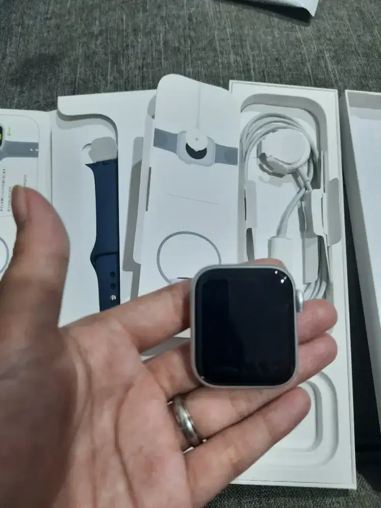 Iwatch Se 2 silver likenew lengkap box dan charger original
