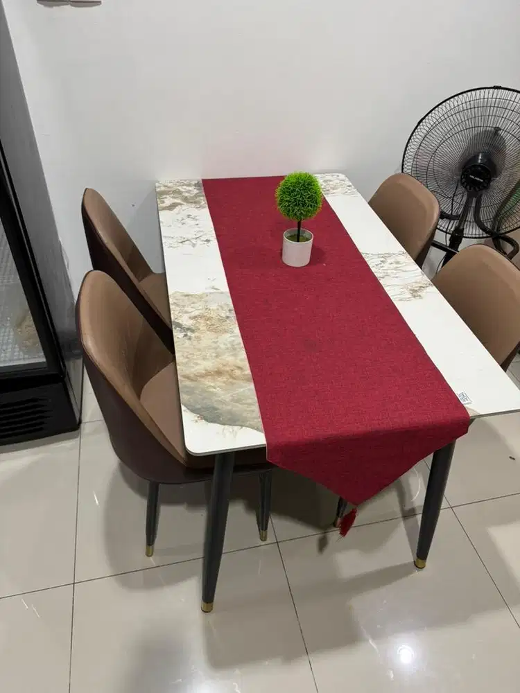 Meja makan granit 4 kursi