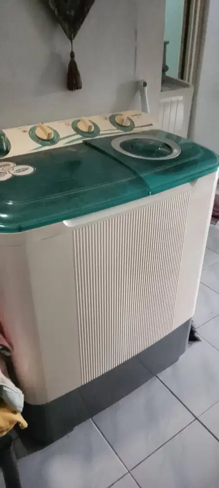 Mesin cuci 2 tqbunh Merk Sanken TW 828 extra low watt