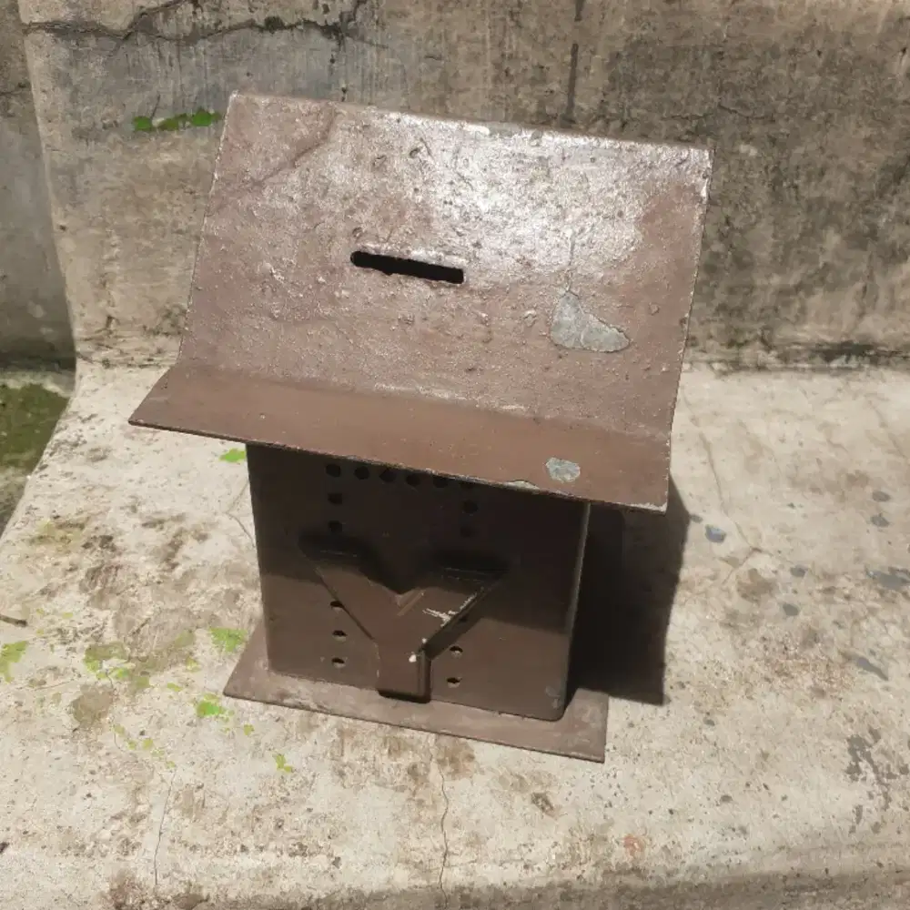 Celengan besi bentuk rumah