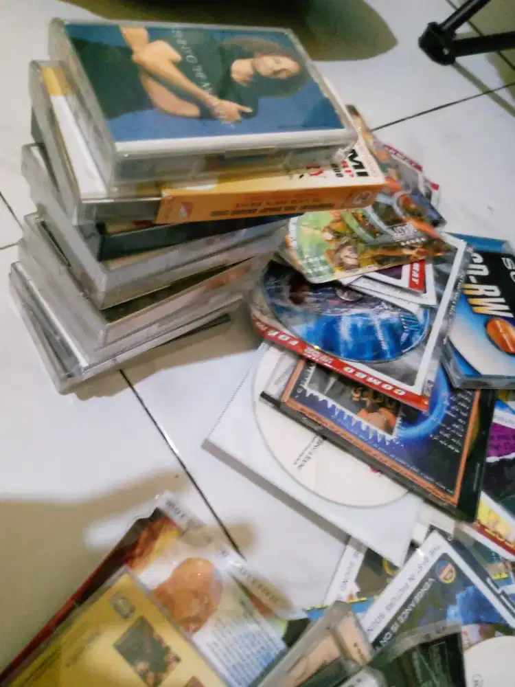 Jual berbagai macam kaset jadul. Kondisi baru