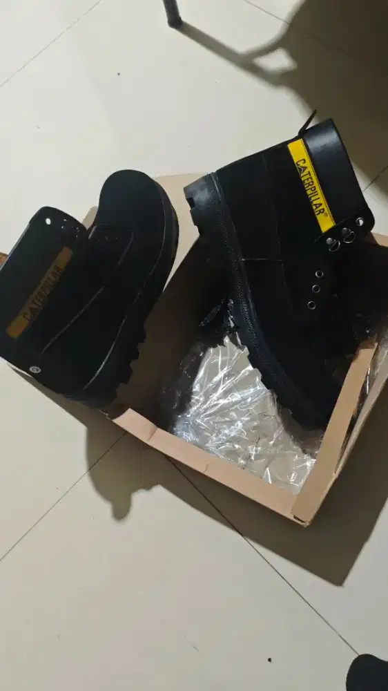 Sebatu (caterpillar) size 43