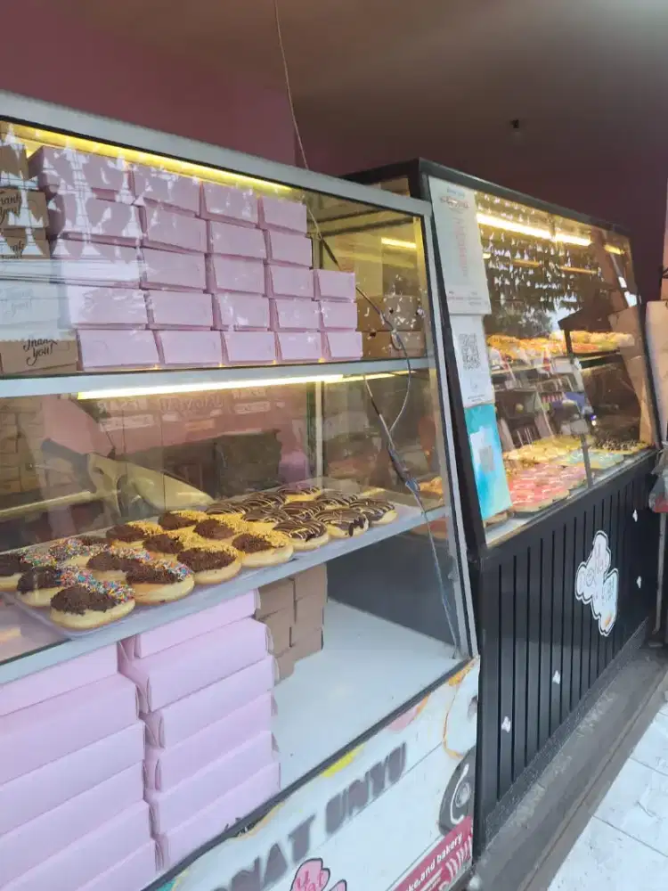 Etalase donat besar warna coklat