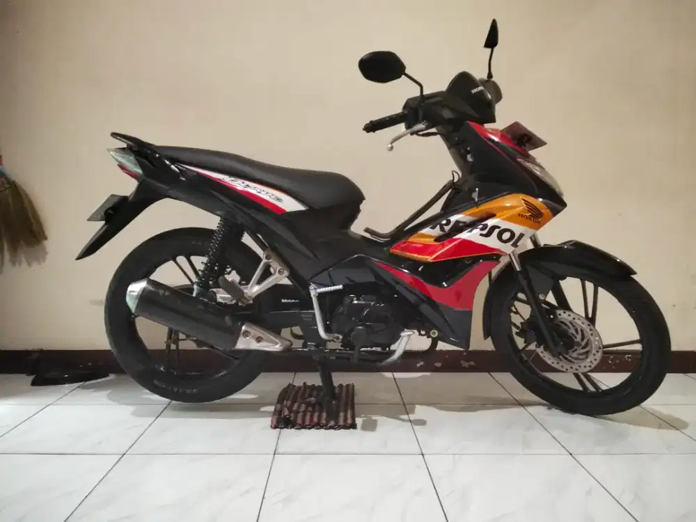 Honda Blade 110 tahun 2009 warna orange biru