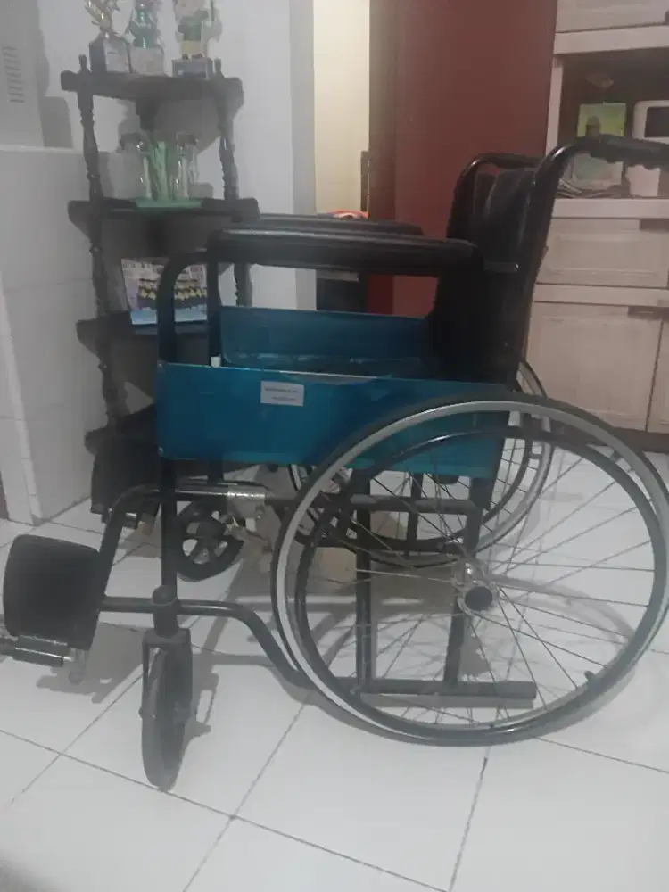 Kursi roda standar rumah sakit