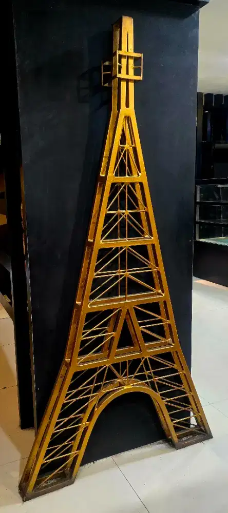 4 Hiasan besi bakery & Cafe Menara Eifel