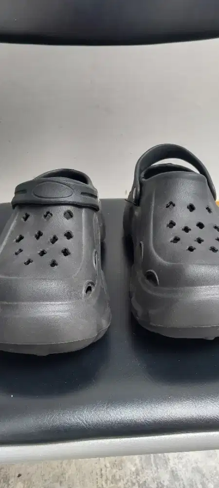 Sepatu cr*c hitam ukuran 36-37 kecil polos