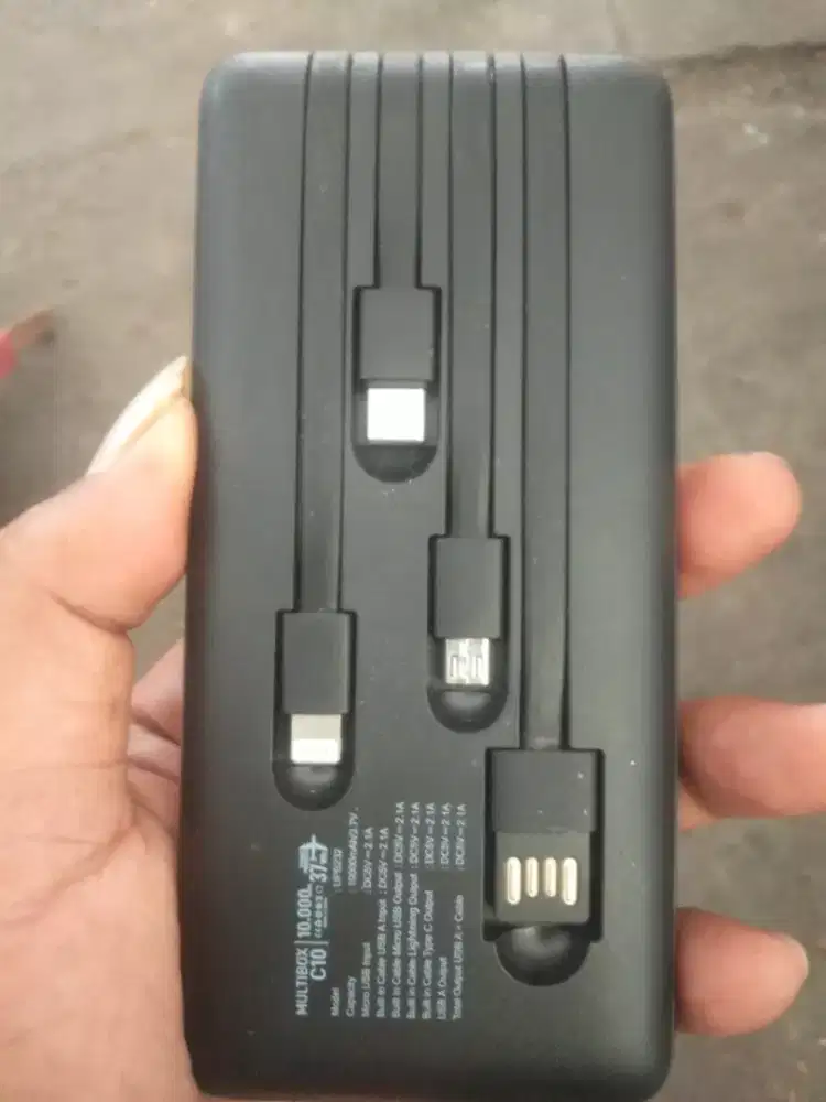 Power bank merk uneed 10000 Mah.