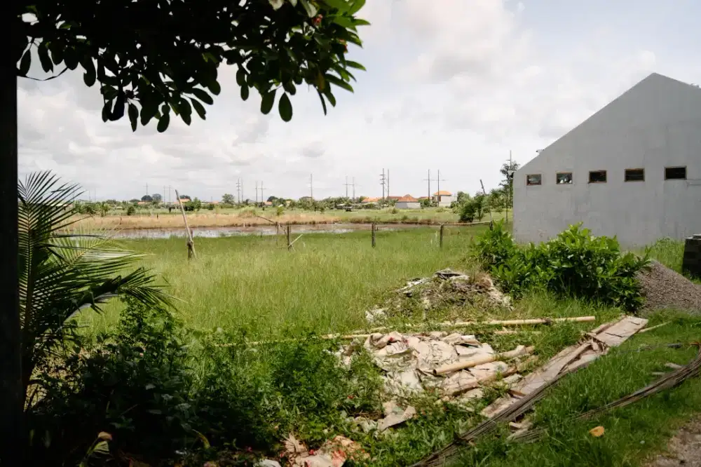 JUAL TANAH BERISI BANGUNAN LOKASI SANGAT BAGUS DAN STRATEGIS