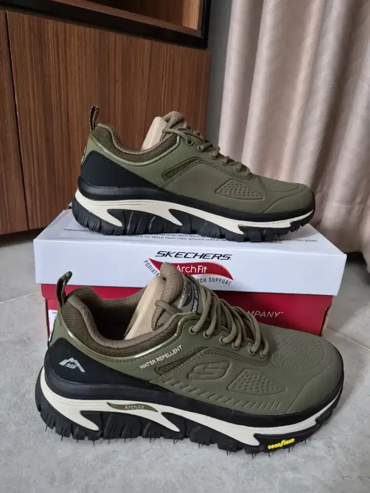 Preloved Sepatu Skechers - Arch Fit Road Walker