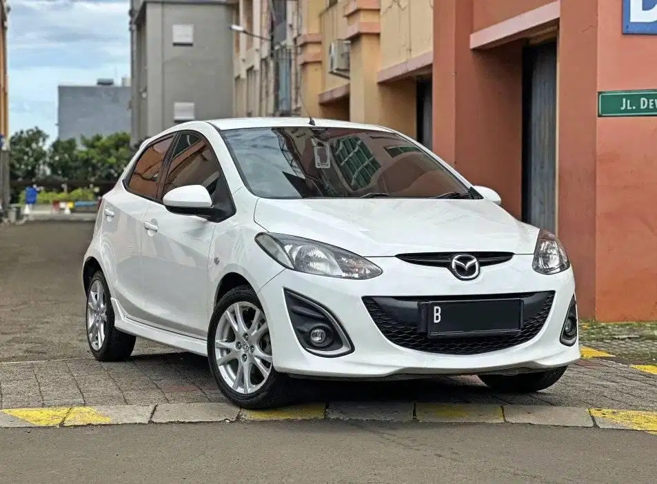 KM 59rb Mazda 2 Hatchback 1.5 R AT 2011 Service Record Putih Dp 17jt