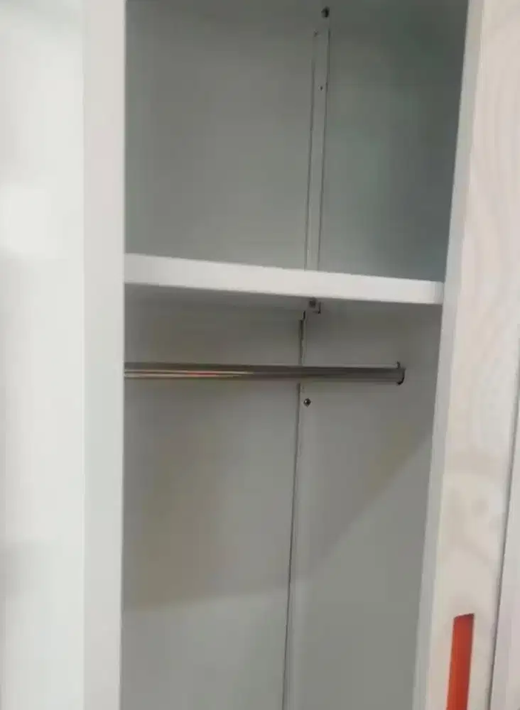 Dijual lemari besi 2 pintu ada kacanya