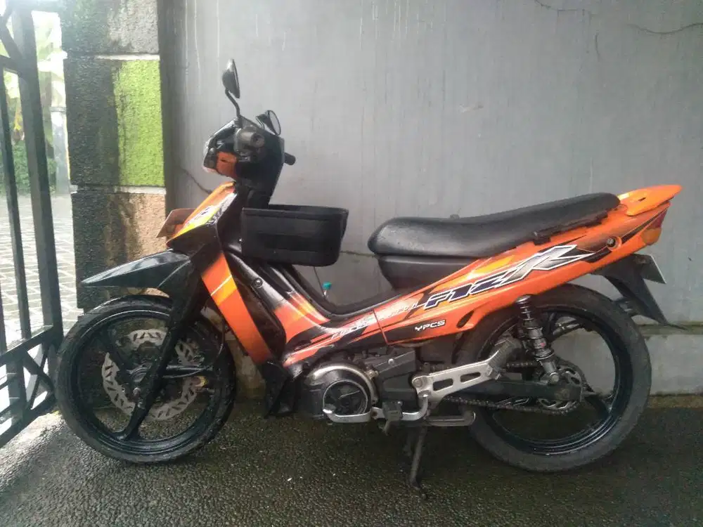 Dijual motor Yamaha F1ZR tahun 2001 warna oranye