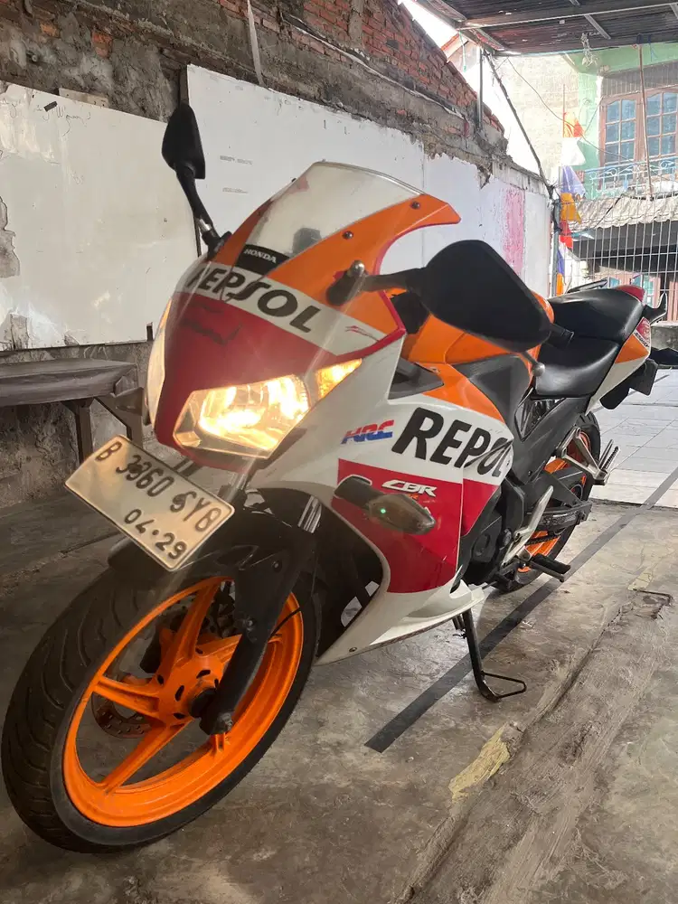 Di jual cepat tangan pertama, merek honda CBR repsol 150 tahun 2015