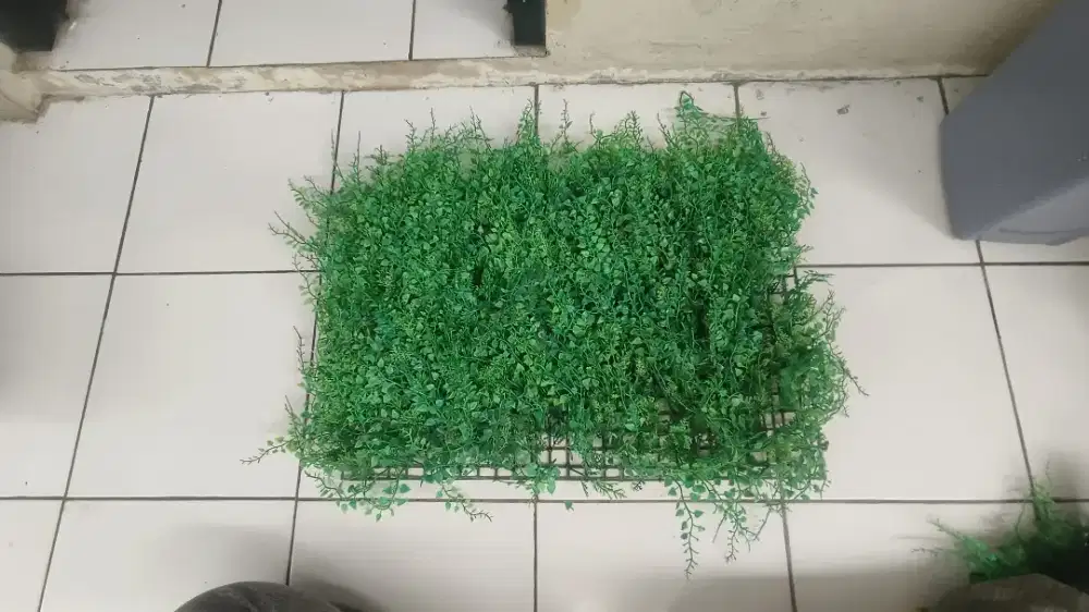 Hiasan tanaman sintetis motif daun kecil. Bisa ditempelkan ditembok