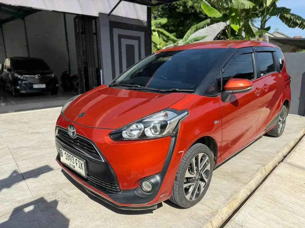 Toyota Sienta V Automatic 2018 Orange