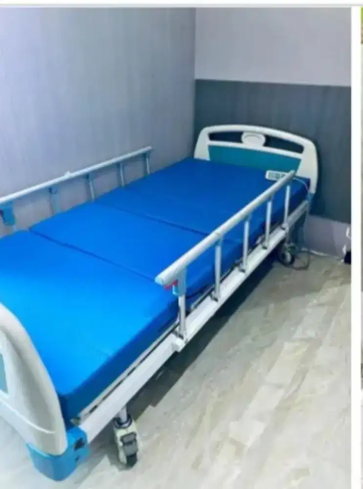 bed RS, tiga crank bs buat duduk dan kaki juga bs digerakkan