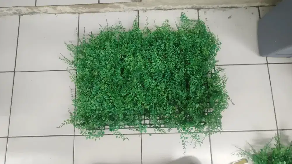 Hiasan tanaman sintetis motif daun kecil. Bisa ditempelkan di dinding