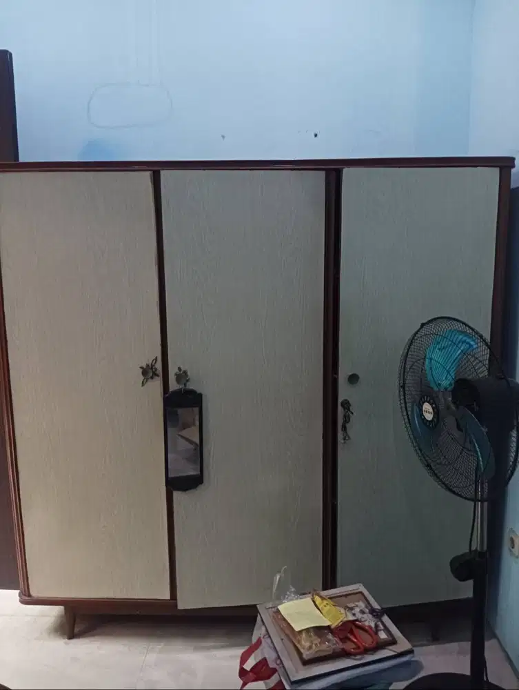 Lemari Kayu (bukan artboard) Bekas Kuno
