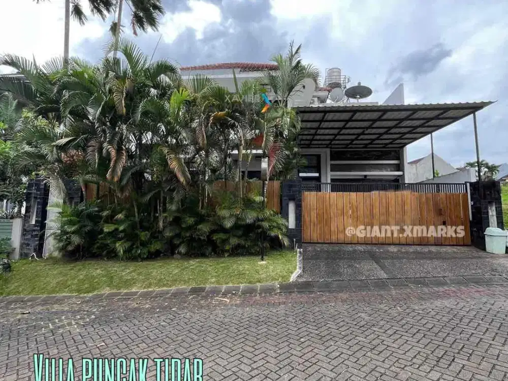 Rumah Tropis Modern mewah di jalan kembar villa puncak tidar Malang