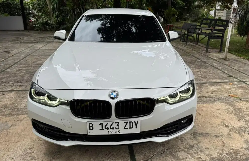 BMW 320i 2019 Bensin