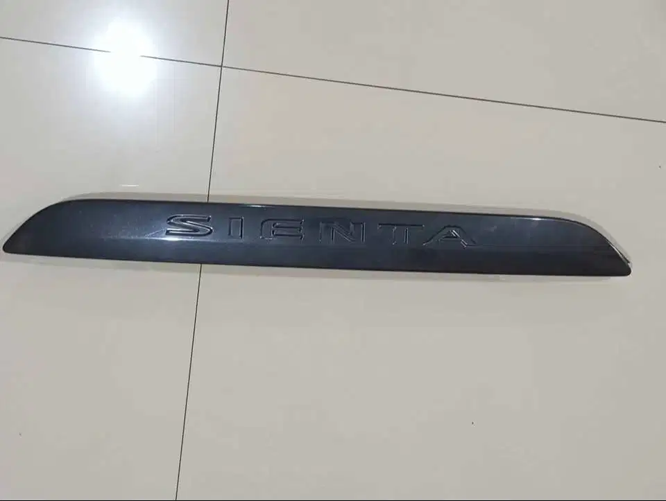 Trunklid / Garnish Sienta JDM