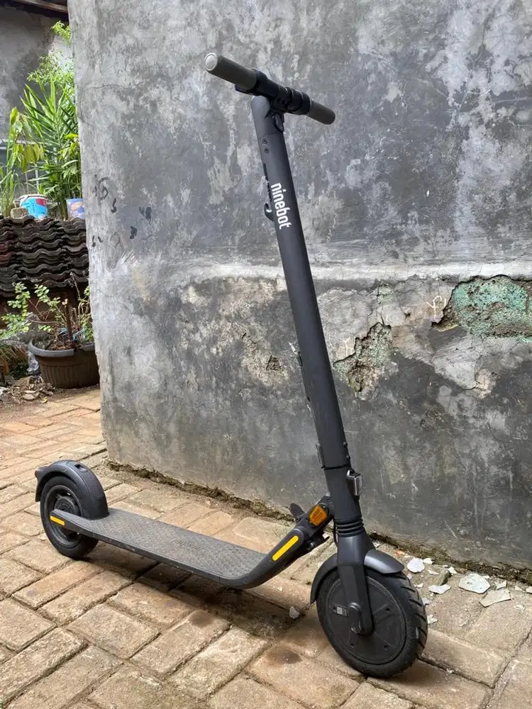 Skuter listrik ninebot E 25A