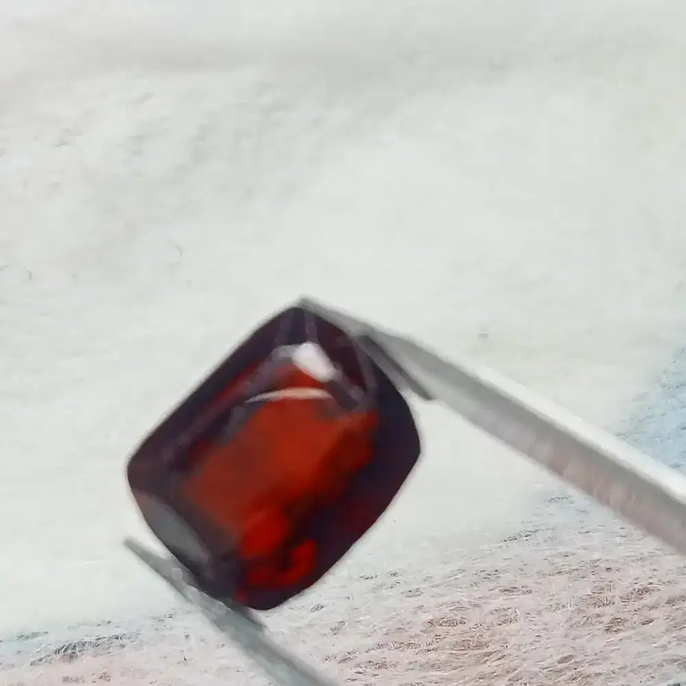 Permata merah garnet