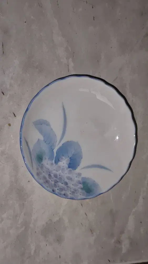 VINTAGE JAPANESE PORCELAIN SAUCER DISH OR BOWL WITH A BLUE HYDRANGEA P