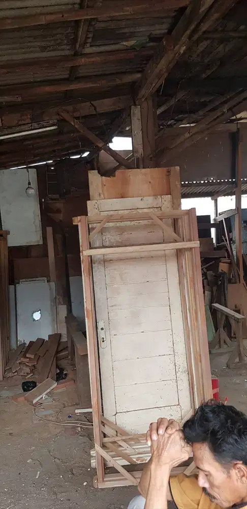 Kusen kayu dan pintu kayu