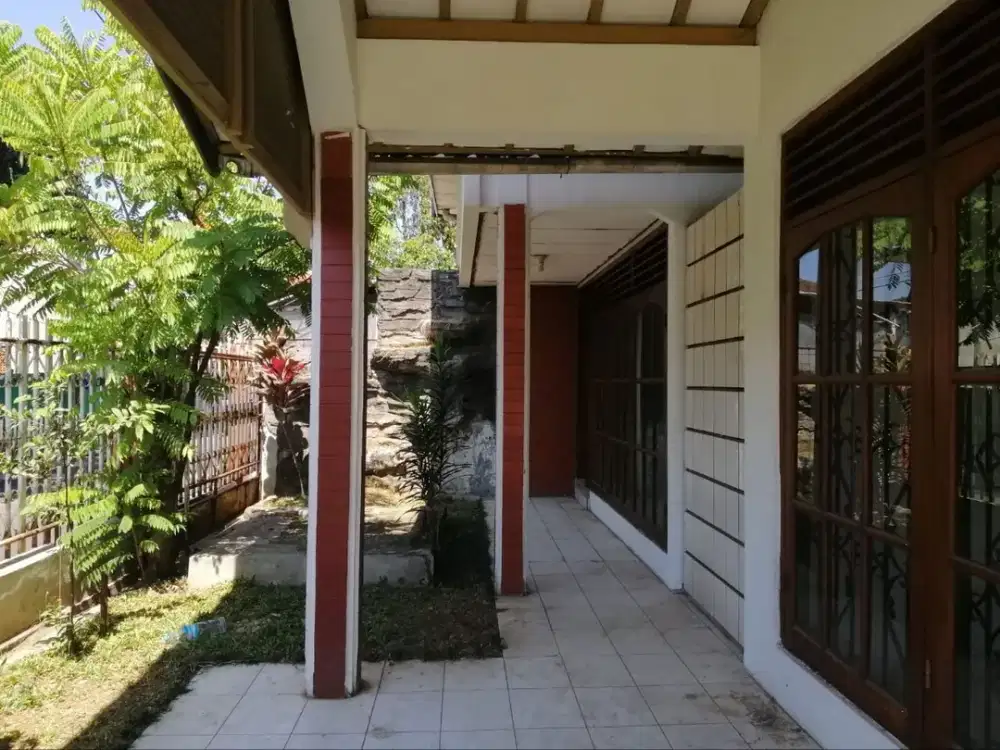 RUMAH LAMA STRATEGIS DI TENGAH KOTA SAYAP BKR BUAH BATU