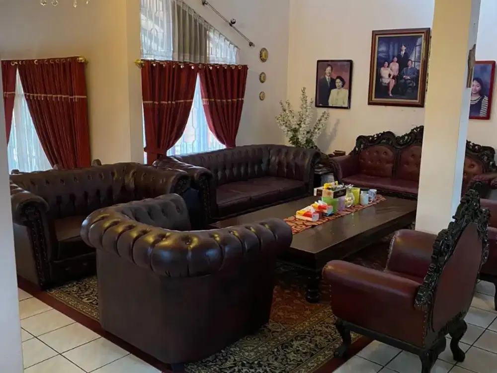 RUMAH BESAR CLASIK DI KOMPLEK CIHANJUANG BANDUNG BARAT COCOK UNTUK VILLA