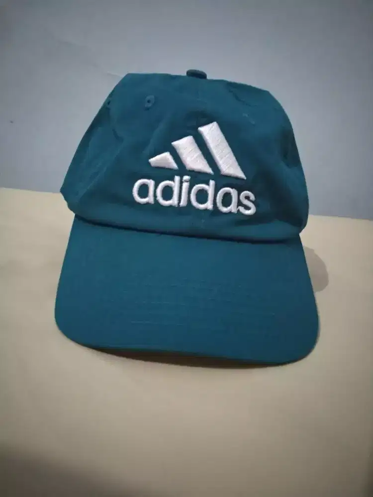 Topi, AD1DAS - kondisi seperti baru