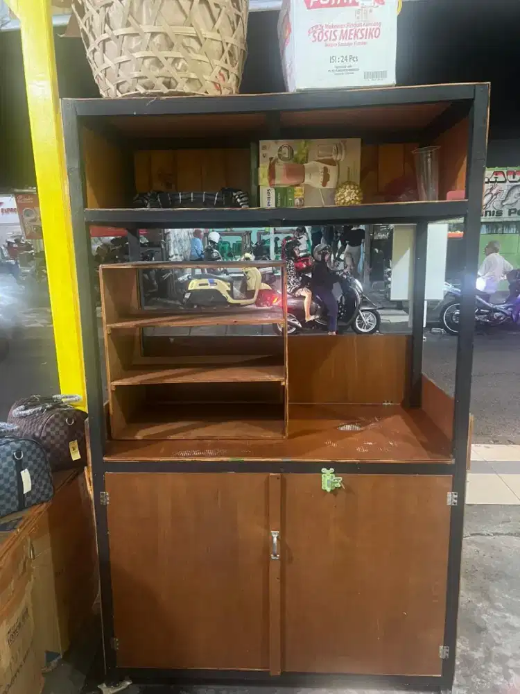 Dijual rombong kayu serba guna. Pemakaian baru 1 bulan,
