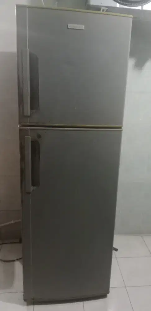 Kulkas 2 pintu warna abu