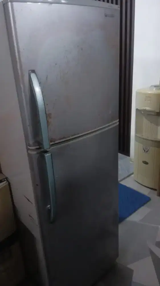 Jual murah aja. Sudah ada kulkas yg baru