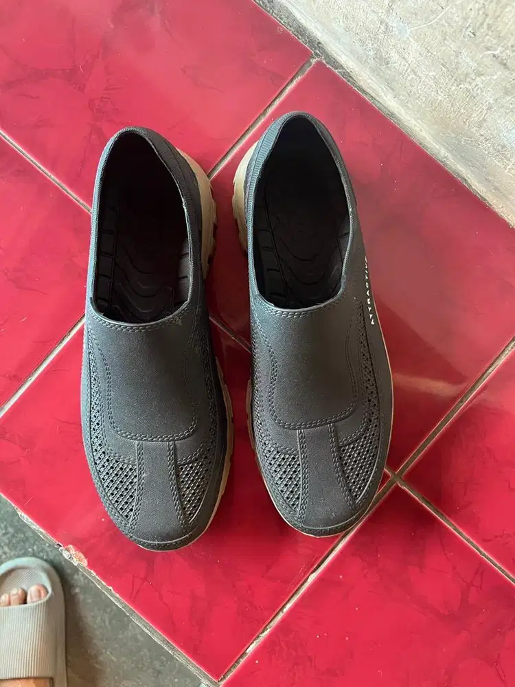 Slip on karet anti air dan anti licin