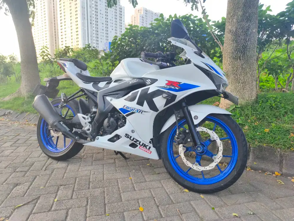 Suzuki GSX R 150 white limited edition