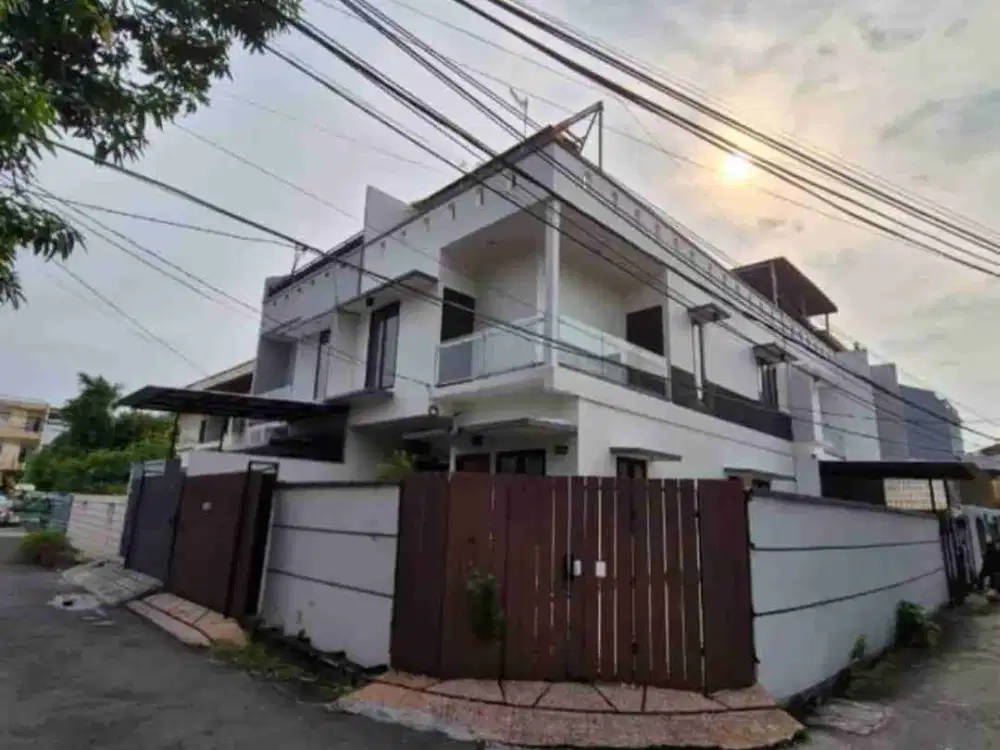 JUAL CEPAT RUMAH SIAP HUNI HOEK 2 1/2 LANTAI GREENVILLE JAKARTA BARAT IND