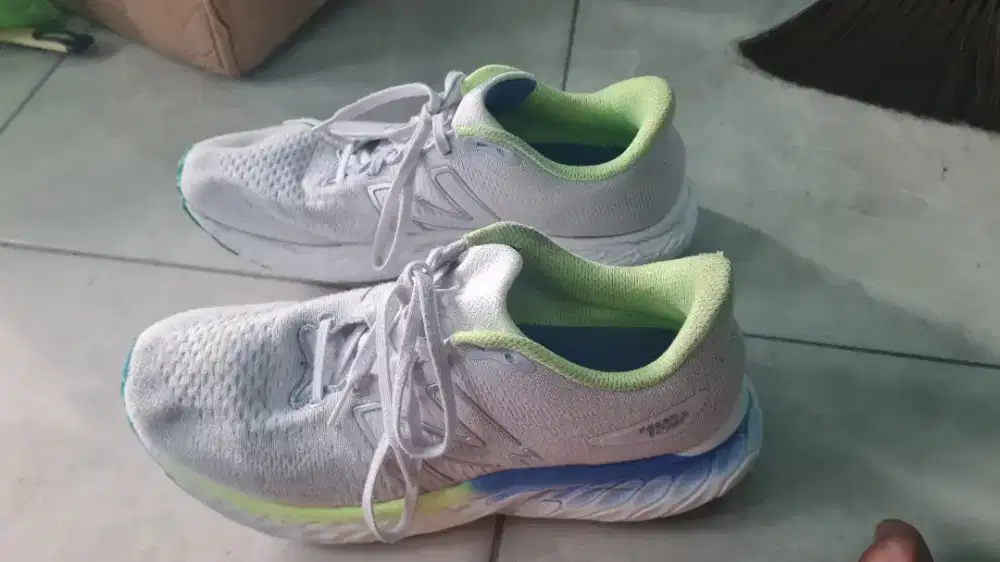 Sepatu lari new balance size 45