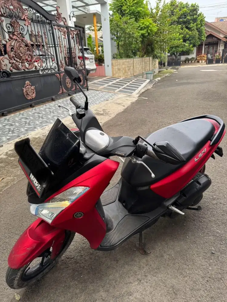Dijual motor Lexi warna merah marun eks Wanita, km rendah jarang pakai