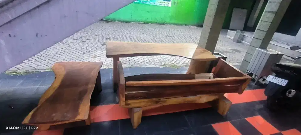 Meja kayu trembesi dan bangku panjang kayu trembesi