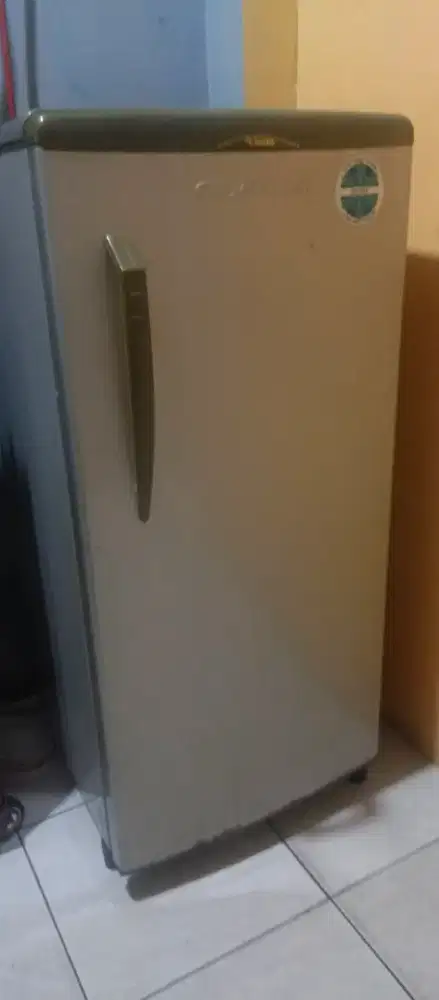 Unit kulkas type 1pintu merk toshiba dingin bagus bergaransi