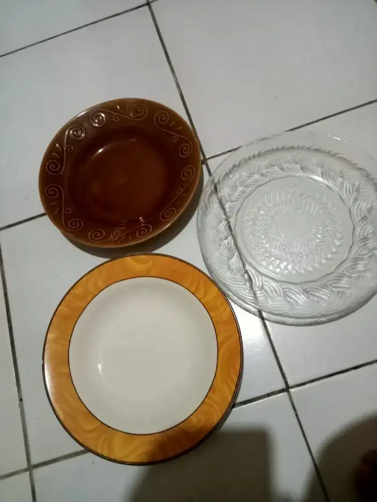 Bermacam macam piring kaca