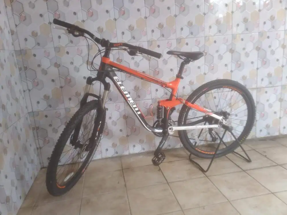 Sepeda gunung Element Helium.1