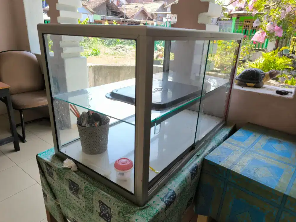Dijual etalase kaca