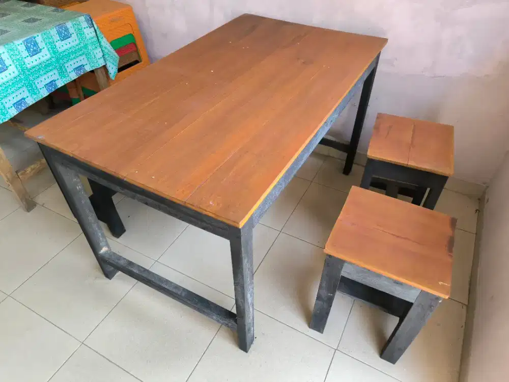 Meja kayu + 4 kursi
